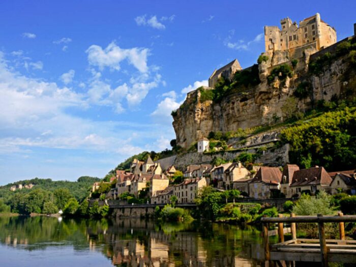 Le village de la Roque-Gageac depuis la rivière Dordogne dans le Périgord Noir.